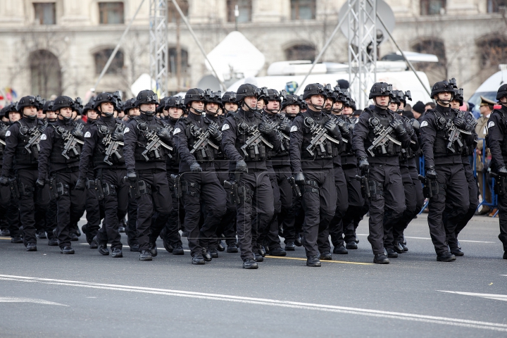 Военный парад по случаю Дня национального единения Румынии прошел в Бухаресте (ФОТО)