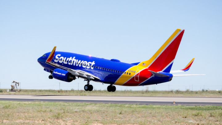 Пассажирский самолет аварийно сел в Техасе из-за оторвавшейся части крыла