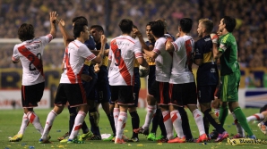 Во время матча "Бока Хуниорс" и "Ривер Плейт" произошла массовая стычка