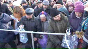 Крещение Господне в Молдове: давка в очереди за святой водой