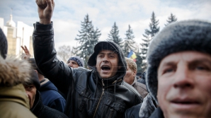Очевидец заснял на камеру момент дачи денег протестующим (ВИДЕО)