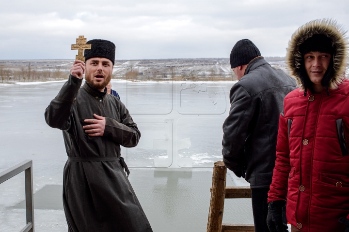 В Молдове десятки смельчаков отметили Крещение в проруби (ФОТО, ВИДЕО)