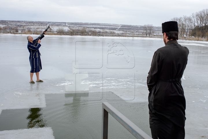 В Молдове десятки смельчаков отметили Крещение в проруби (ФОТО, ВИДЕО)