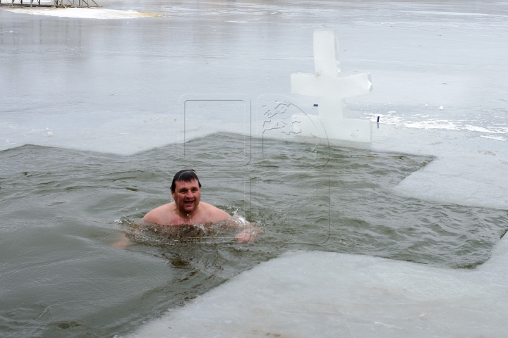 В Молдове десятки смельчаков отметили Крещение в проруби (ФОТО, ВИДЕО)