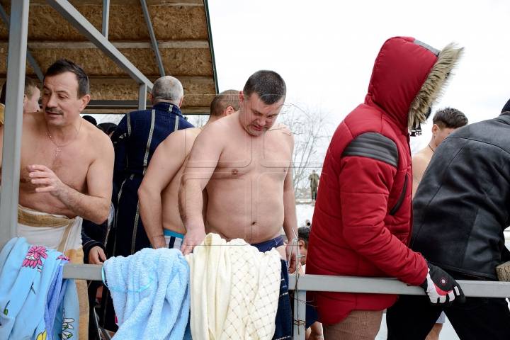 В Молдове десятки смельчаков отметили Крещение в проруби (ФОТО, ВИДЕО)