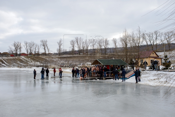 В Молдове десятки смельчаков отметили Крещение в проруби (ФОТО, ВИДЕО)
