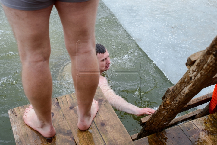 В Молдове десятки смельчаков отметили Крещение в проруби (ФОТО, ВИДЕО)