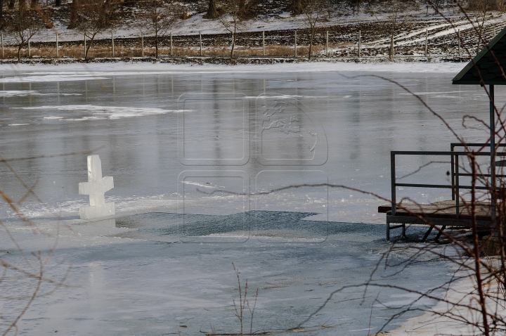 В Молдове десятки смельчаков отметили Крещение в проруби (ФОТО, ВИДЕО)