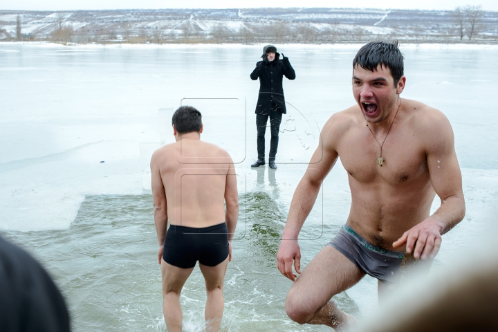 В Молдове десятки смельчаков отметили Крещение в проруби (ФОТО, ВИДЕО)