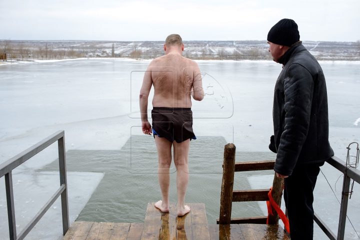 В Молдове десятки смельчаков отметили Крещение в проруби (ФОТО, ВИДЕО)