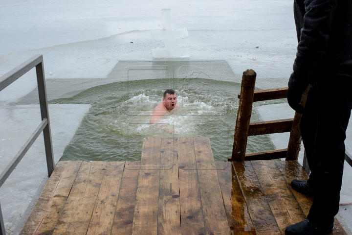 В Молдове десятки смельчаков отметили Крещение в проруби (ФОТО, ВИДЕО)