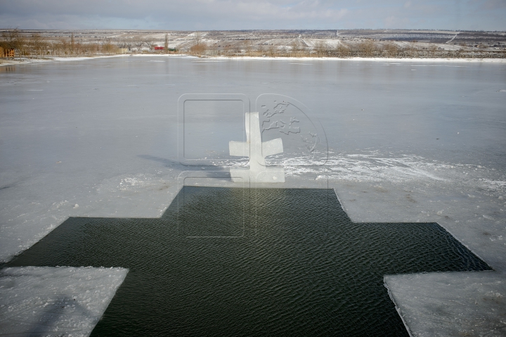 В Молдове десятки смельчаков отметили Крещение в проруби (ФОТО, ВИДЕО)