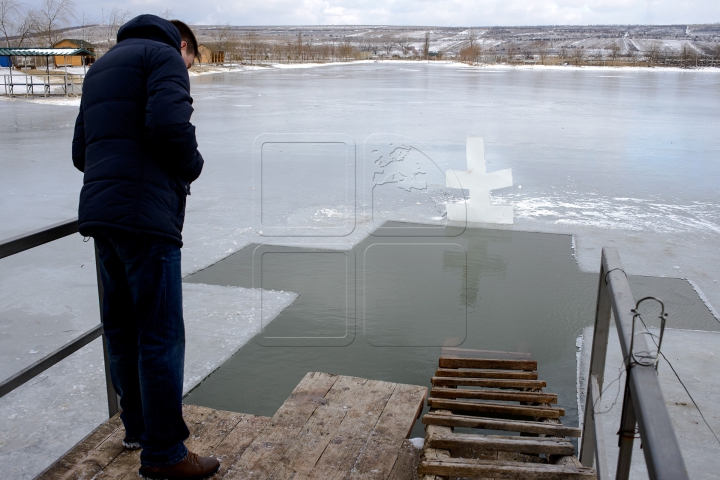 В Молдове десятки смельчаков отметили Крещение в проруби (ФОТО, ВИДЕО)