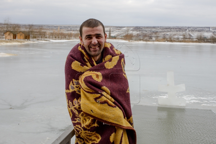 В Молдове десятки смельчаков отметили Крещение в проруби (ФОТО, ВИДЕО)