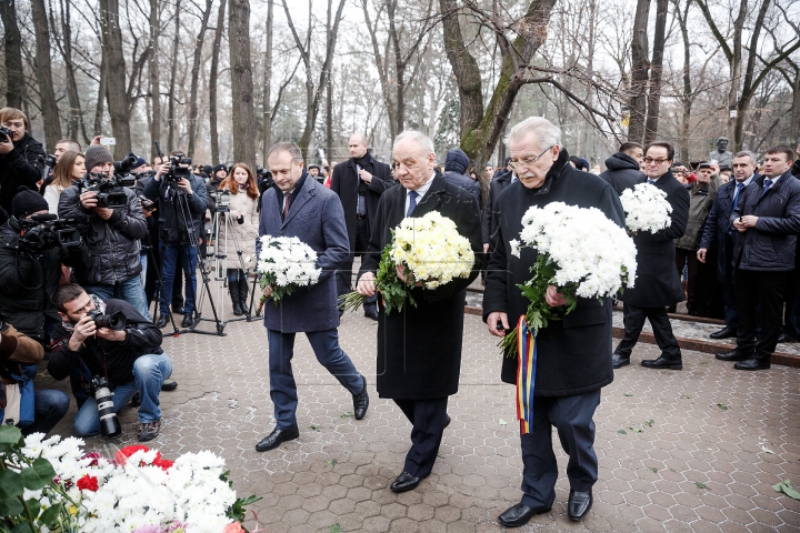 Политики возложили цветы к памятнику Эминеску (ФОТОРЕПОРТАЖ)