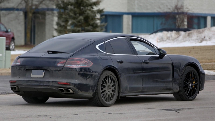 Шпионы сфотографировали интерьер нового Porsche Panamera