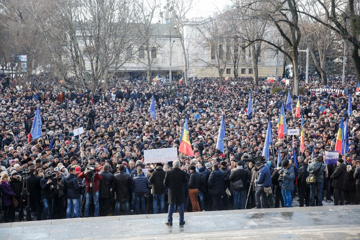 Тысячи человек пришли на митинг в поддержку назначения нового правительства 