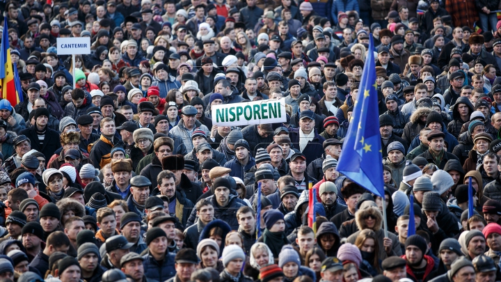 Тысячи человек пришли на митинг в поддержку назначения нового правительства 