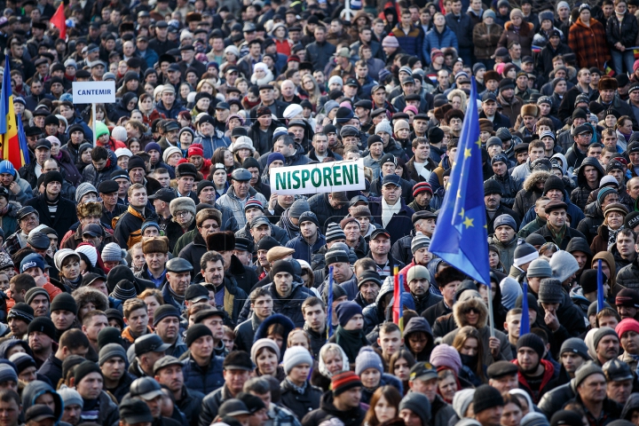 Тысячи человек пришли на митинг в поддержку назначения нового правительства 