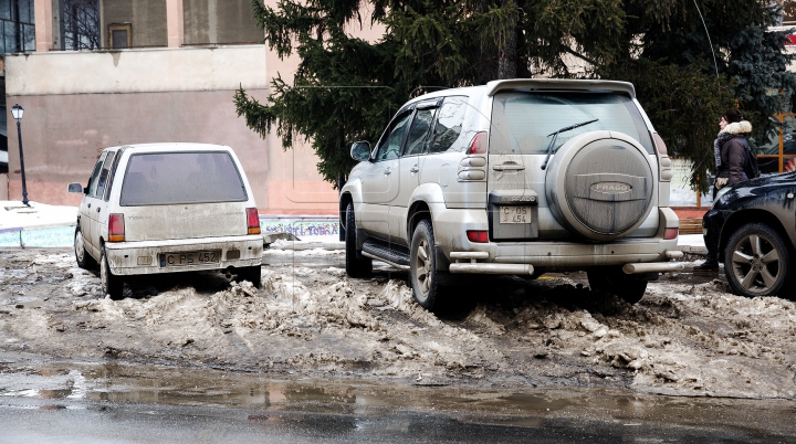 Бездействие властей или лужи и ямы европейской столицы (ФОТОРЕПОРТАЖ)