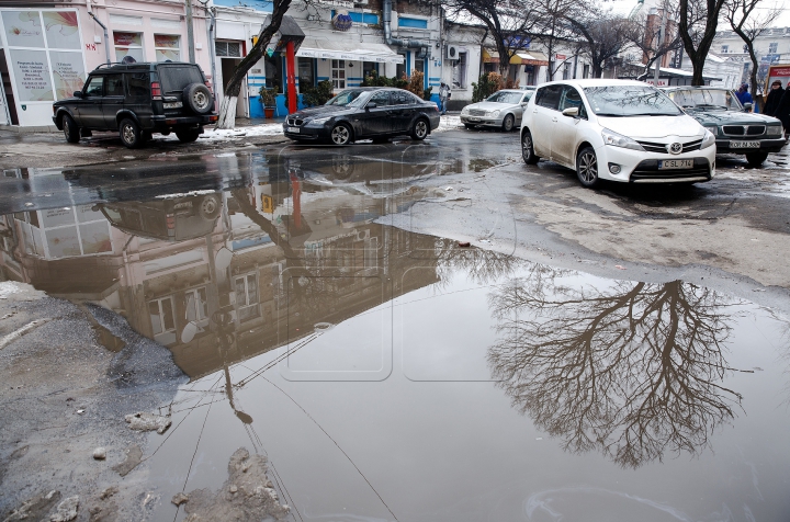 Бездействие властей или лужи и ямы европейской столицы (ФОТОРЕПОРТАЖ)