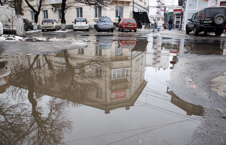 Бездействие властей или лужи и ямы европейской столицы (ФОТОРЕПОРТАЖ)