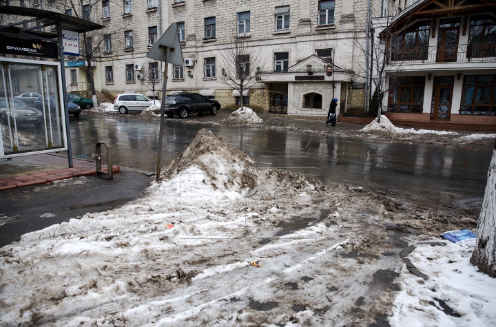 Бездействие властей или лужи и ямы европейской столицы (ФОТОРЕПОРТАЖ)