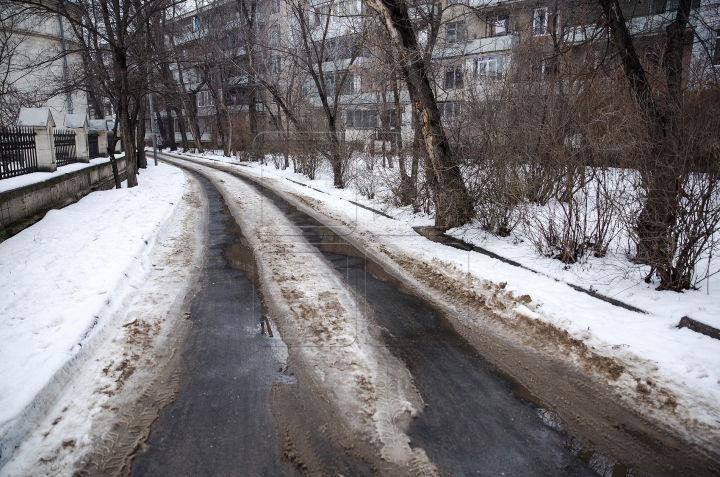 Бездействие властей или лужи и ямы европейской столицы (ФОТОРЕПОРТАЖ)