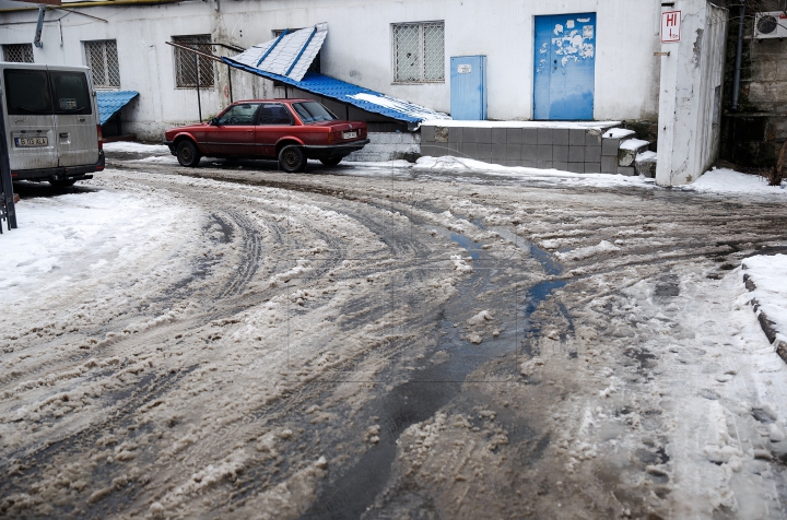 Бездействие властей или лужи и ямы европейской столицы (ФОТОРЕПОРТАЖ)