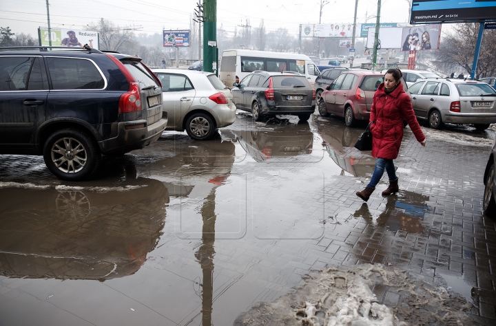 Бездействие властей или лужи и ямы европейской столицы (ФОТОРЕПОРТАЖ)