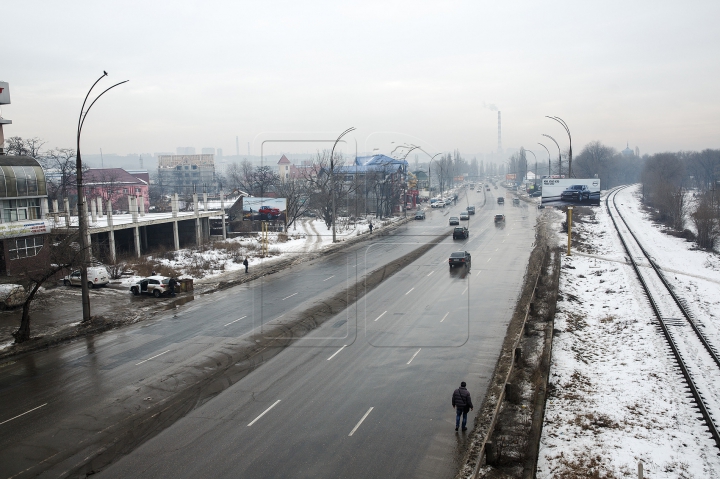 Бездействие властей или лужи и ямы европейской столицы (ФОТОРЕПОРТАЖ)