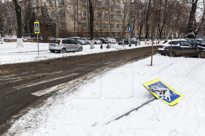 Коммунальщики всю ночь очищали национальные и местные дороги от снега