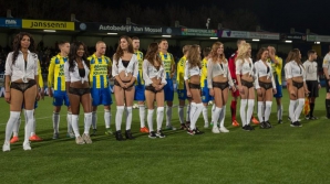 Игроки "Ваалвейка" вышли на матч в сопровождении моделей в нижнем белье