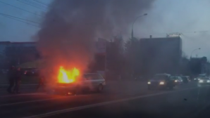 На улице Михай Витязул загорелся автомобиль (ВИДЕО)