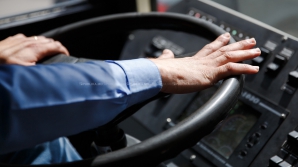 Водитель 22 троллейбуса курит и разговаривает по телефону за рулем (ВИДЕО)