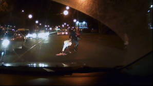 Мать с тремя детьми попыталась быстро перебежать через дорогу (ВИДЕО)