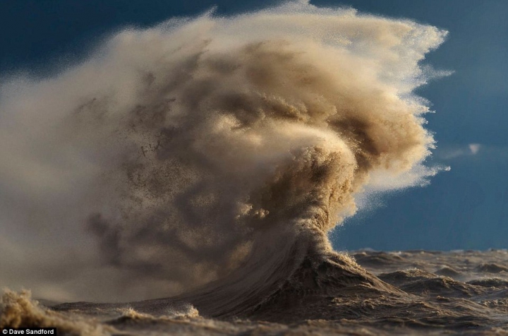 Уникальные снимки озера во время шторма (ФОТО)