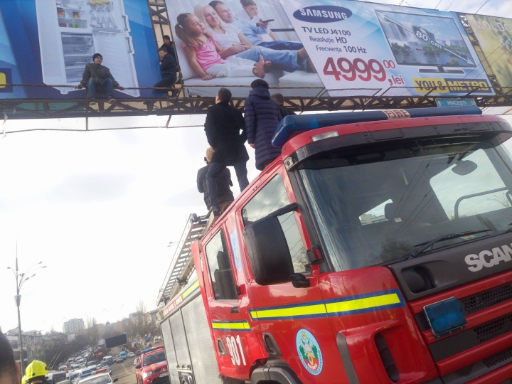 В столице подросток угрожал спрыгнуть с рекламного щита и покончить с собой (ФОТО/ВИДЕО)