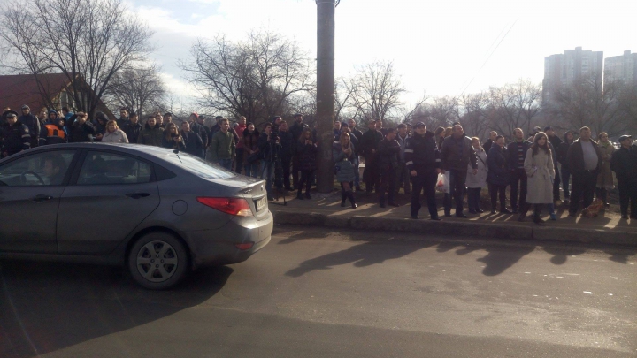 В столице подросток угрожал спрыгнуть с рекламного щита и покончить с собой (ФОТО/ВИДЕО)