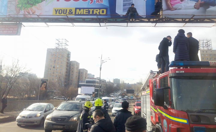 В столице подросток угрожал спрыгнуть с рекламного щита и покончить с собой (ФОТО/ВИДЕО)