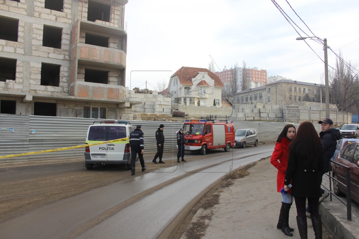 В Кишиневе мужчина угрожал спрыгнуть со строительного крана (ФОТО)