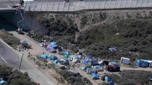 Снос палаточного городка беженцев во Франции закончился столкновениями с полицией