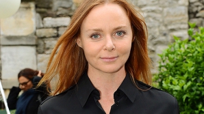 Дочь Пола Маккартни представила в Париже  осенне-зимнюю коллекцию одежды