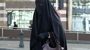 Двух мусульманок заставили покинуть самолет из-за «пристальных взглядов» (ВИДЕО)