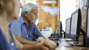 Бабушка онлайн: молдавских пенсионеров учат виртуальному общению