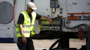 Дорожный рабочий чудом избежал смерти на работе (ВИДЕО)