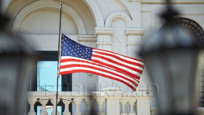 В первый день весны сотрудники посольства США изготавливали и дарили мэрцишоры