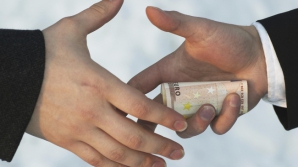 Офицера полиции задержали в момент получения взятки (ВИДЕО)