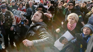 Митингующие подняли флаг Украины над российским посольством в Киеве (ФОТО)