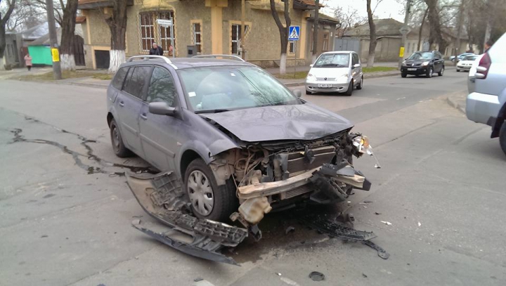 В центре Кишинева в результате ДТП перевернулся автомобиль (ФОТО)